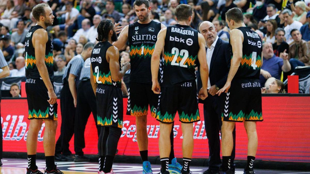 Jaume Ponsarnau, con el Bilbao Basket en partido de la Liga Endesa ante el Real Betis. | ACB PHOTO / D. GRAU