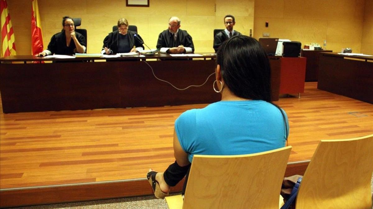 El acusado de abusar de un menor en Salt, durante un juicio por hechos similares en la Audiencia de Girona, el pasado junio.