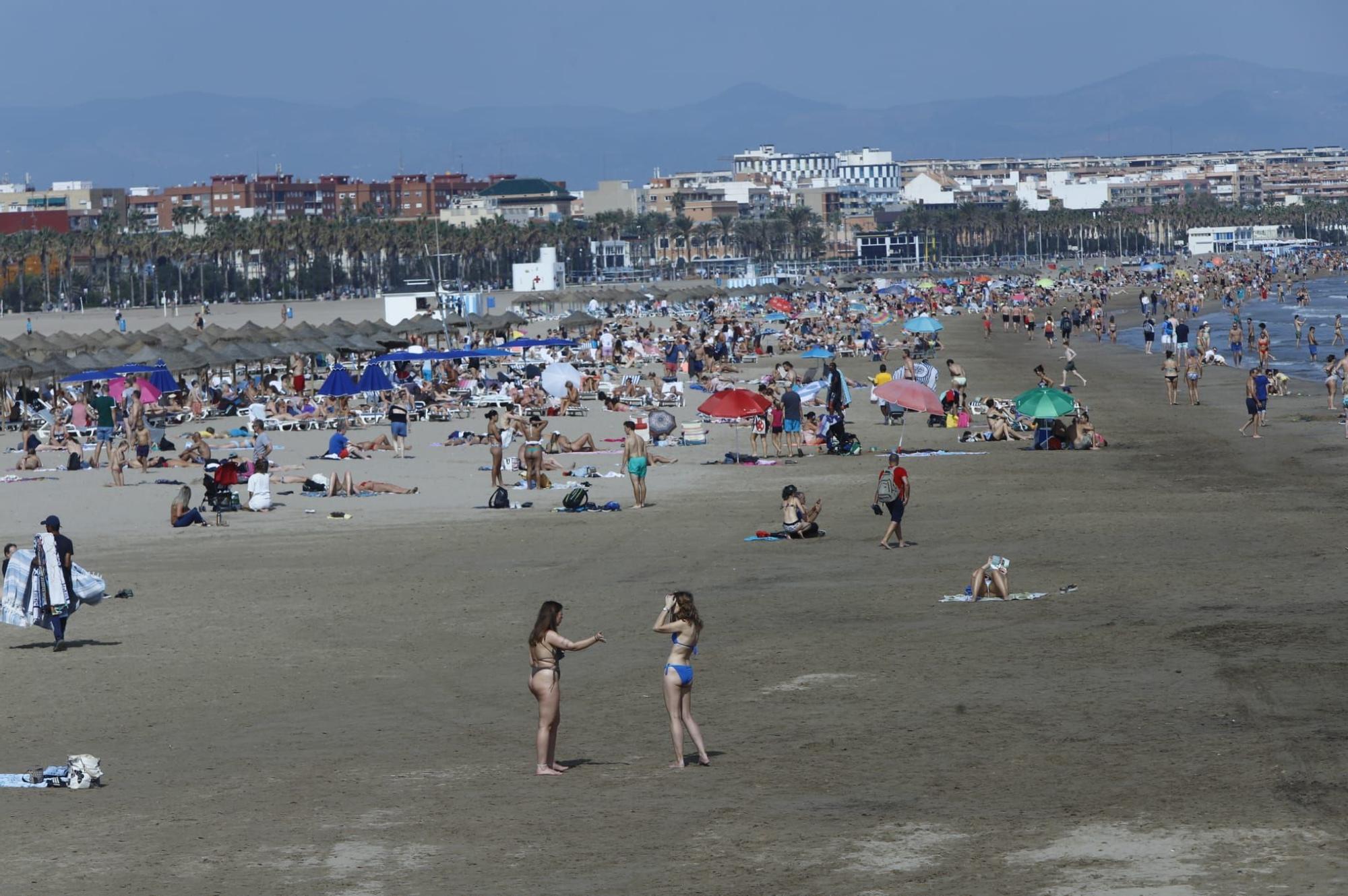 Llenazo en las playas de València este domingo, 15 de octubre