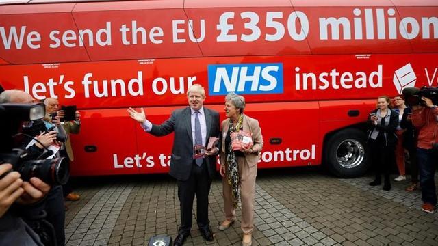 Boris Johnson y el autobús de la campañía Vote Leave