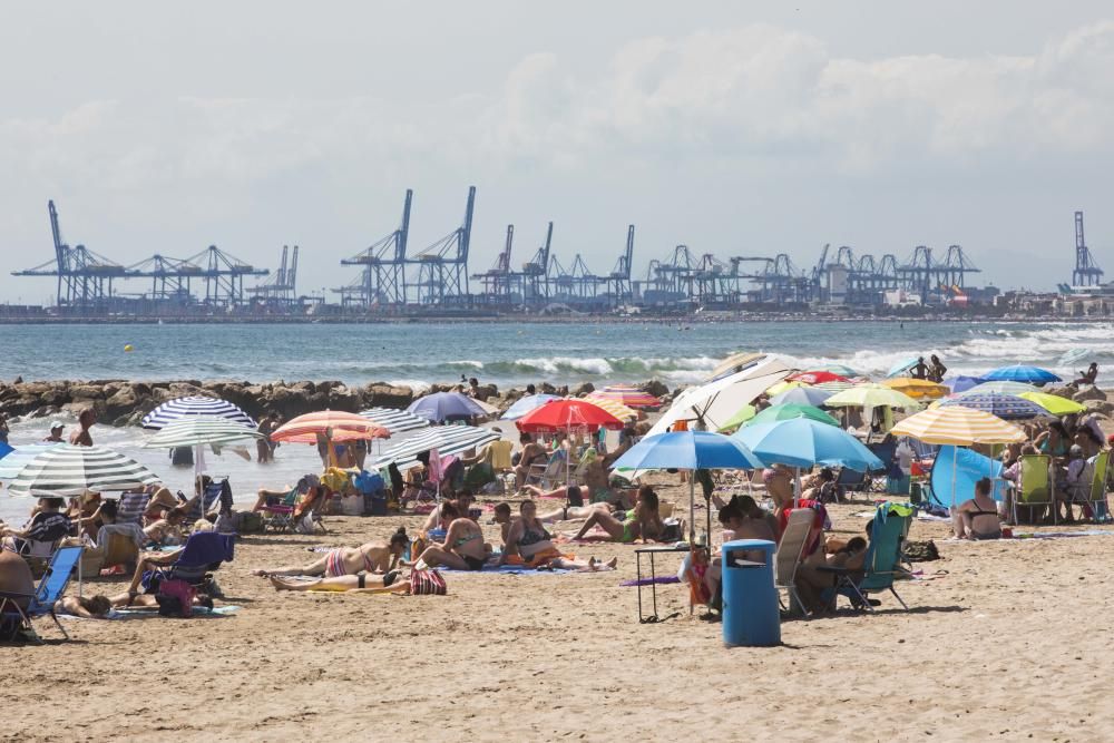 Veraneantes y visitantes en las playas de l'Horta.