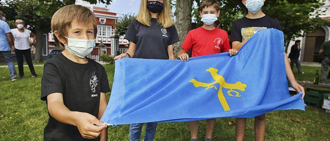 La infancia de Somao (Pravia) celebra el premio &quot;Pueblo ejemplar&quot;, el pasado martes, tras conocerse el fallo del jurado de la Fundación Princesa de Asturias.