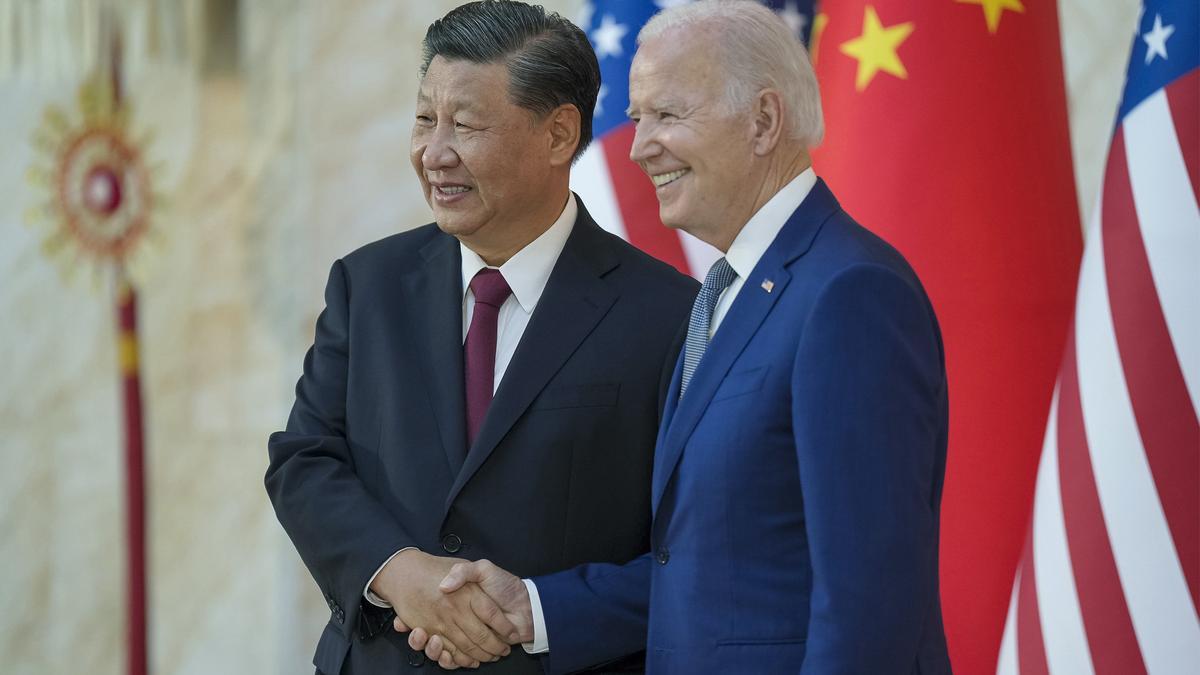 El presidente de China, Xi Jinping, y el de Estados Unidos, Joe Biden, se saludan en Indonesia en noviembre de 2022