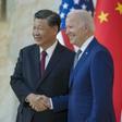 Archivo - El presidente de China, Xi Jinping, y el de Estados Unidos, Joe Biden, se saludan en Indonesia en noviembre de 2022