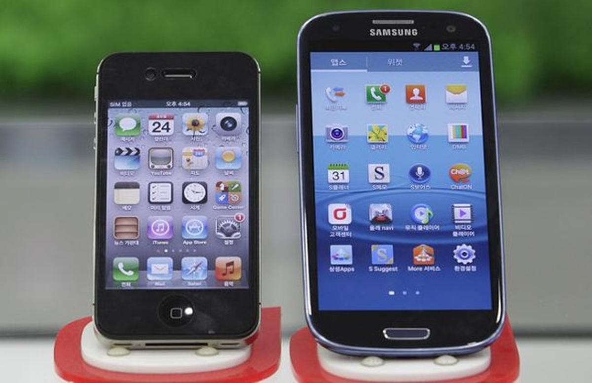 L’iPhone 3 d’Apple i el Galaxy III de Samsung. L’iPhone 3 d’Apple i el Galaxy III de Samsung.