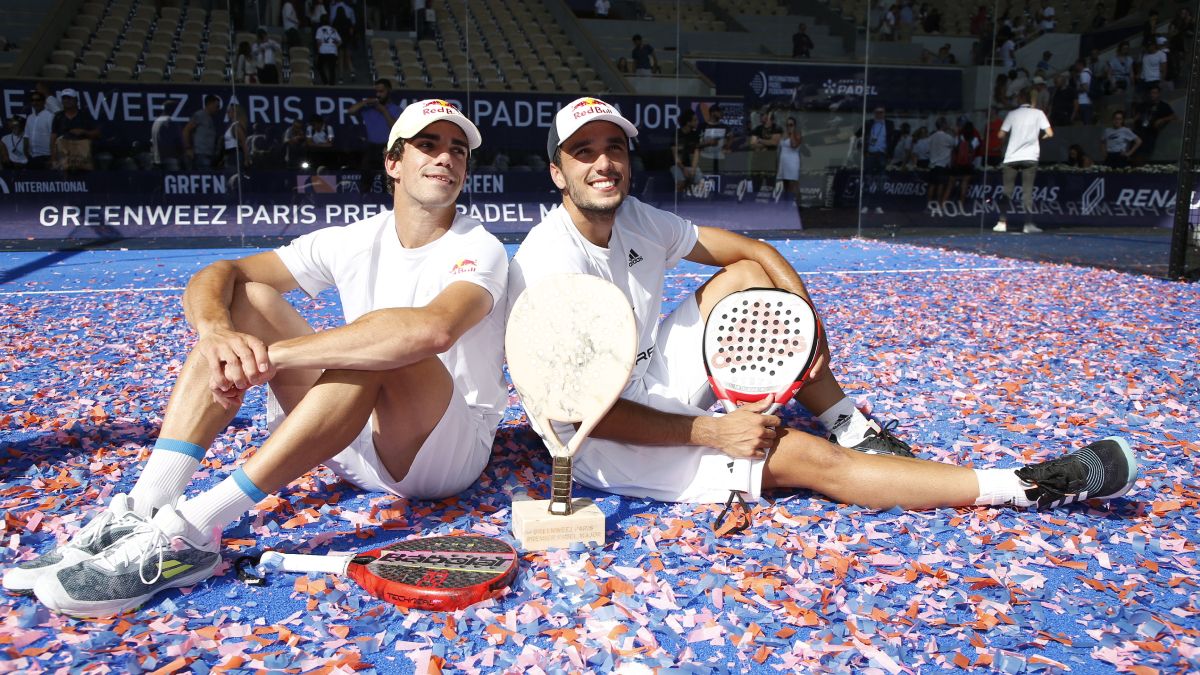 Lebrón y Galán junto al trofeo de campeones del París Premier Padel