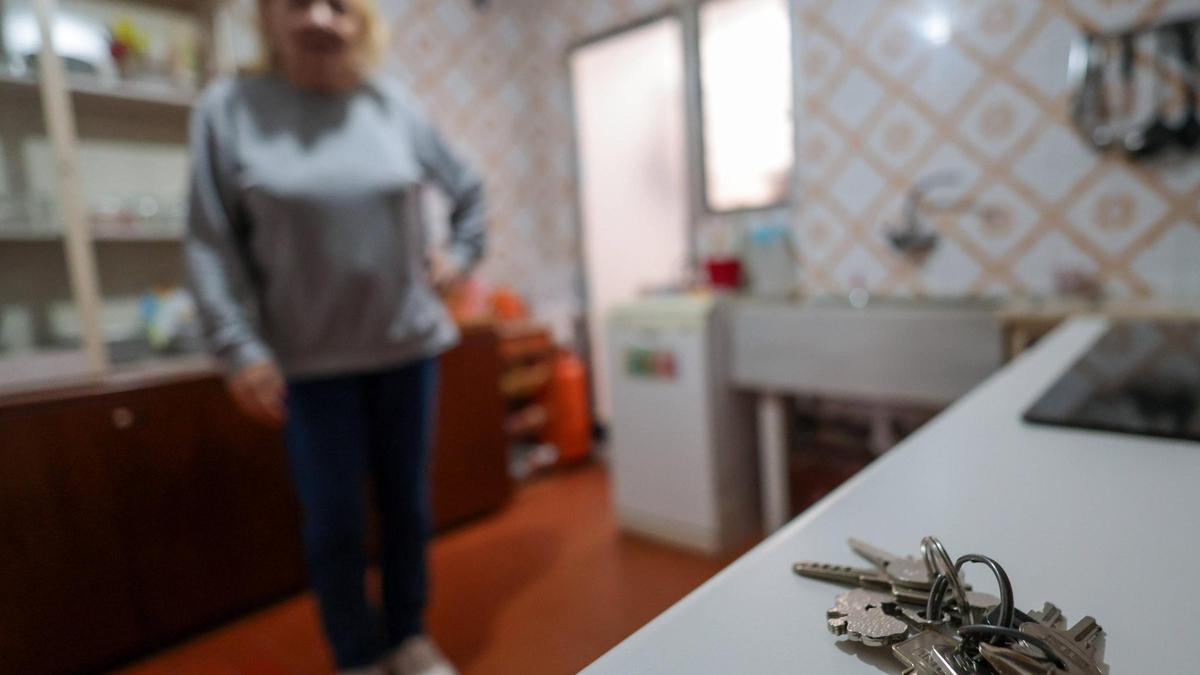 Mari Luz, al fondo, se niega a dejar las llaves sin pelear el derecho a la vivienda.