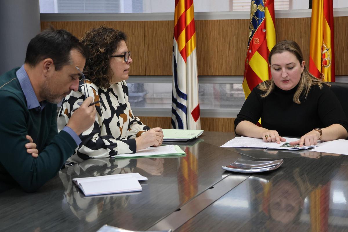 La concejala de Desarrollo Urbano, María Baila (d), se reunió con la directora general de Infraestructuras, Mª José Martínez.