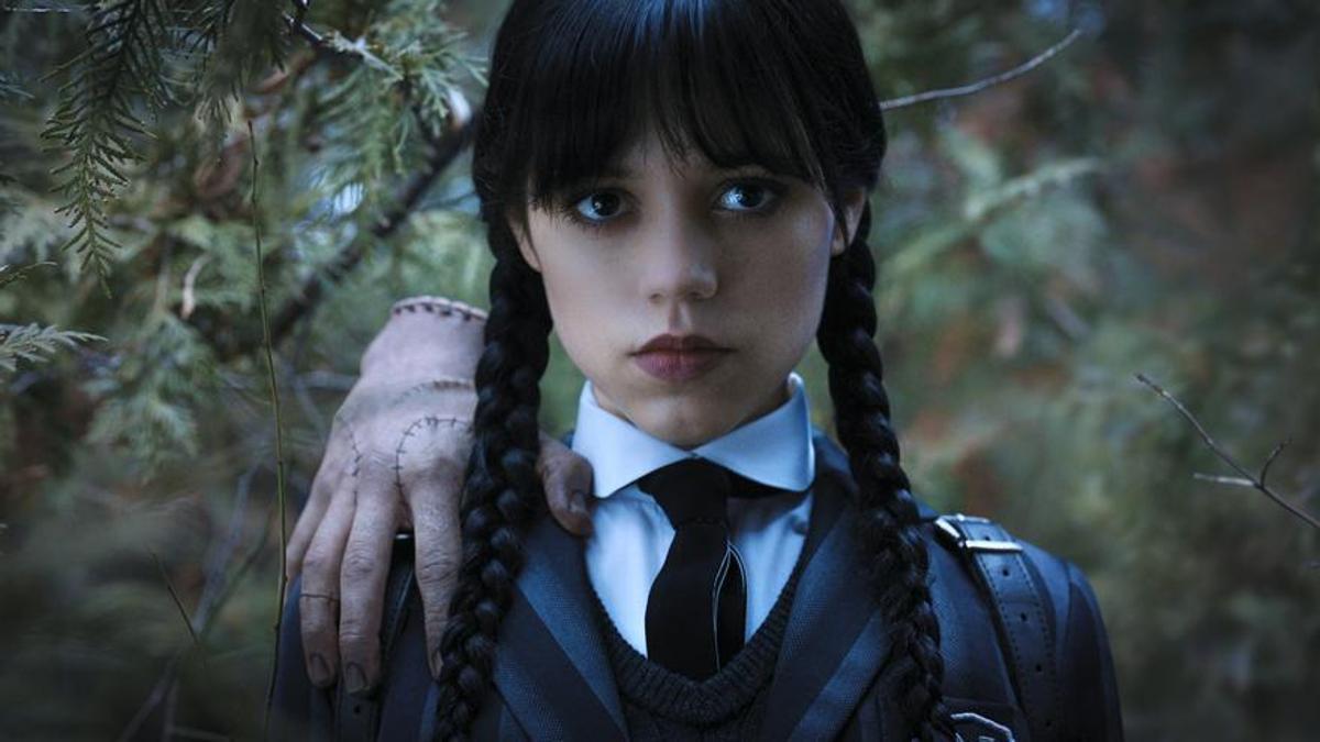 Cosa y Miércoles (Jenna Ortega) en 'Miércoles'.