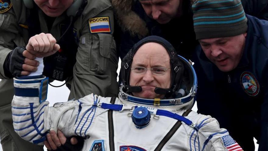 El astronauta Scott Kelly tras aterrizar en la Tierra.