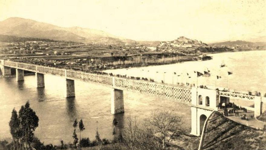 El Puente Internacional, visto desde Valença do Minho, el día de inauguración, en 1886. // FdV