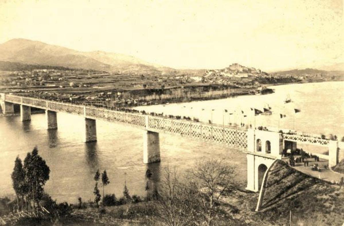 El Puente Internacional, visto desde Valença do Minho, el día de inauguración, en 1886. // FdV