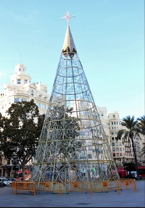 Montaje del árbol de navidad del ayuntamiento