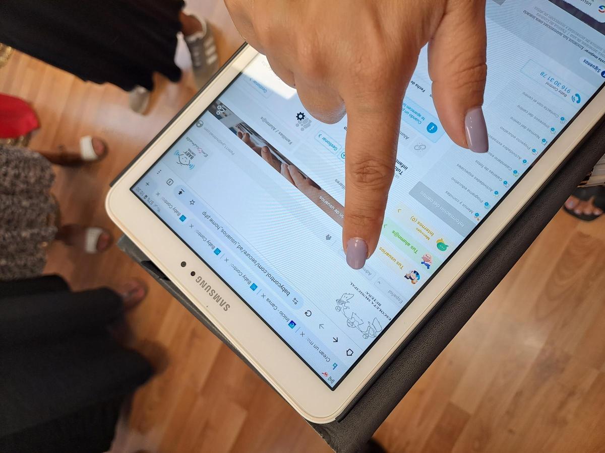 Imagen de la tablet y la aplicación Baby Control.