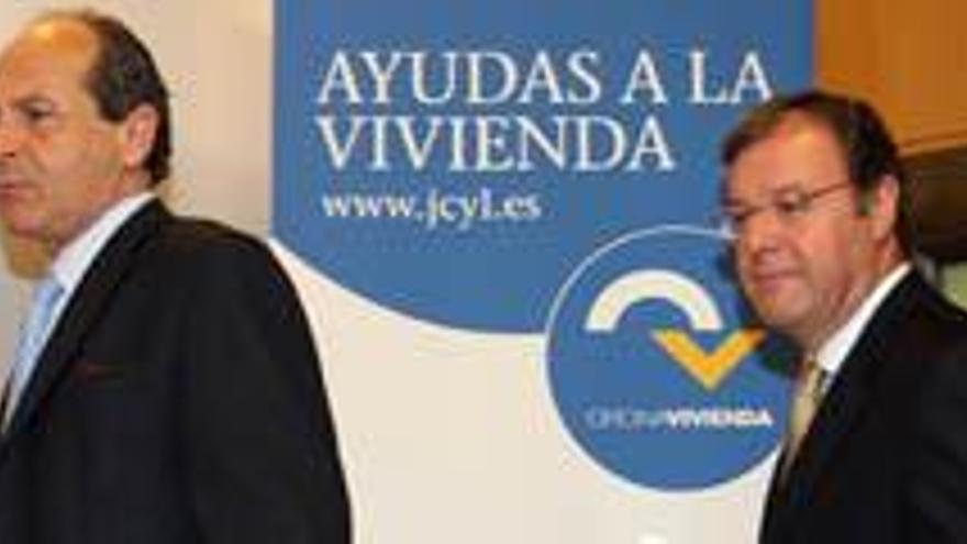 El consejero de Fomento, Antonio Silván, y el director general de la Vivienda, Gerardo Arias, presentan la convocatoria de ayudas a la vivienda 201