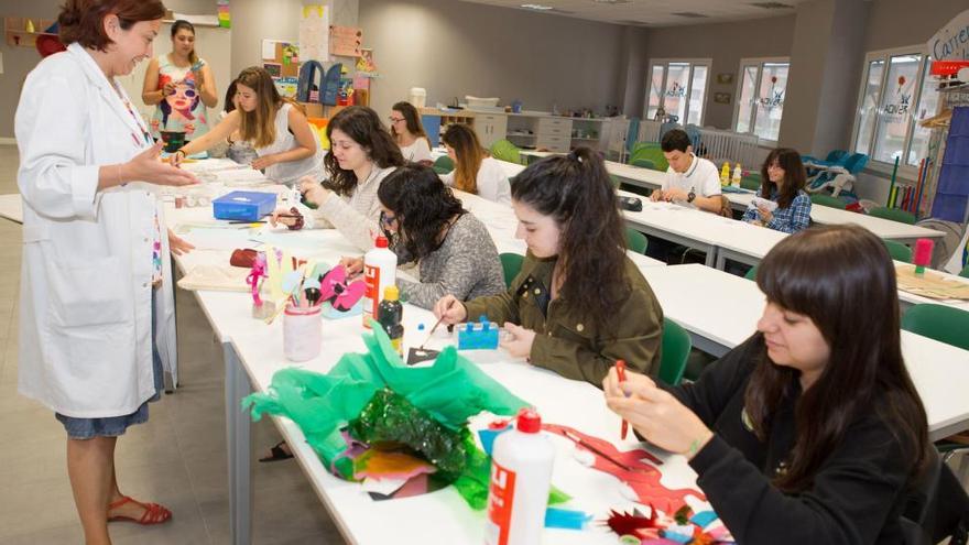 Grupo de alumnos durante sus clases, impartidas en el centro de Formación Profesional gijonés Svida, que acaba de implantar la FP Dual