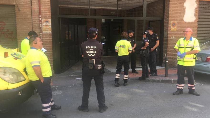 Policía y personal de Emergencias frente a la vivienda del fallecido