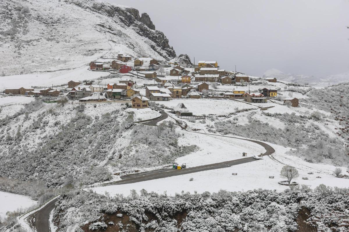 La Peral, en medio de la nieve.