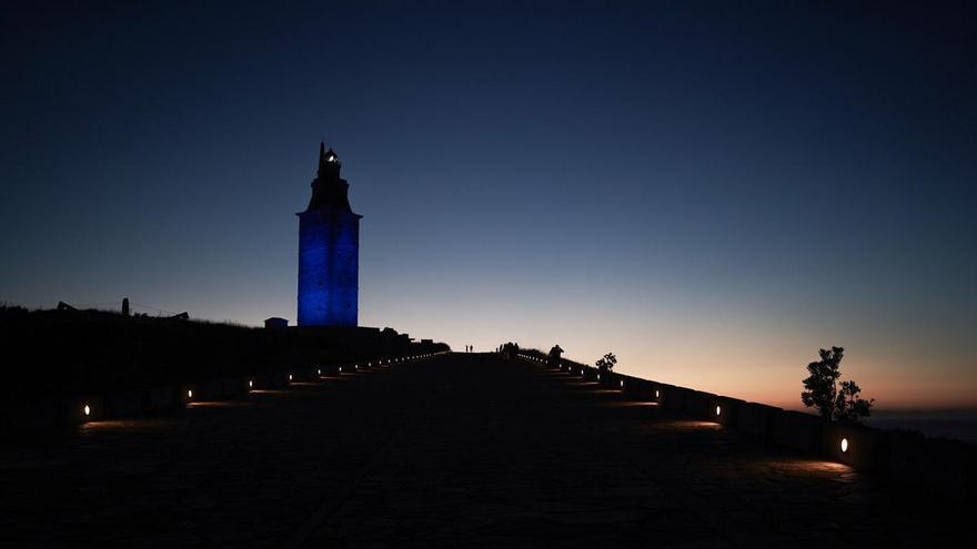 La Torre de Hércules en A Coruña estrena iluminación y sendas accesibles