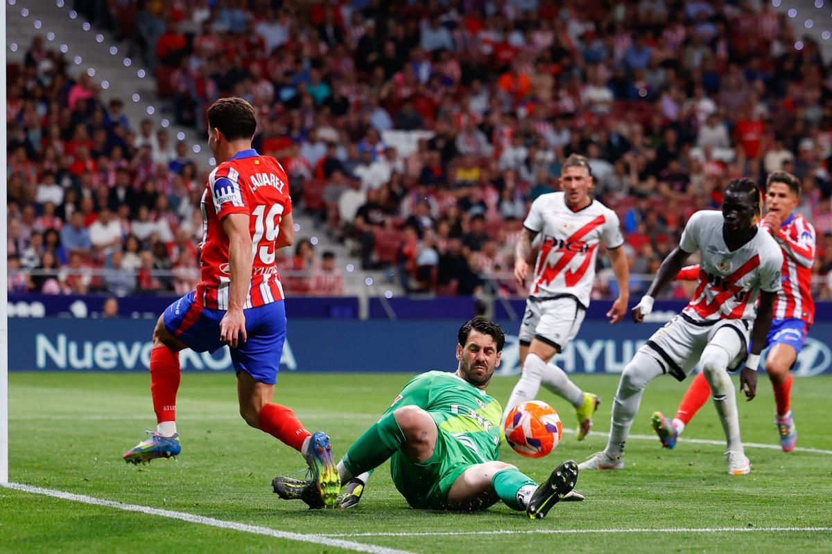 Julian Alvarez of Atletico de Madrid and Augusto Batalla of Rayo Vallecano in action during the Spanish League, LaLiga EA Sports, football match played between Atletico de Madrid and Rayo Vallecano at Riyadh Air Metropolitano stadium on April 24, 2025, in Madrid, Spain. AFP7 24/04/2025 ONLY FOR USE IN SPAIN. Dennis Agyeman / AFP7 / Europa Press;2025;SPAIN;SPORT;ZSPORT;SOCCER;ZSOCCER;Atletico de Madrid v Rayo Vallecano - LaLiga EA Sports;
