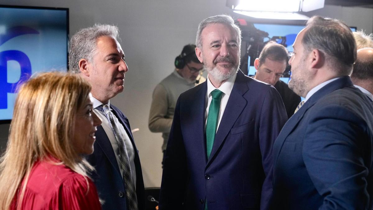Jorge Azcón y Ana Alós con Elías Bendodo, en la reunión del PP en Génova, este lunes.
