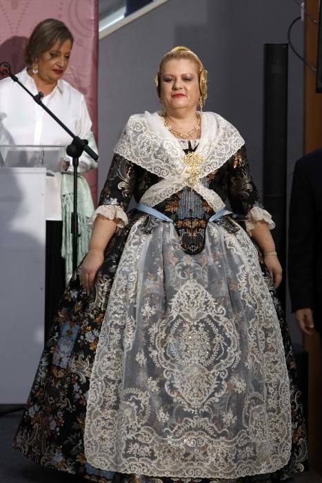 Desfile benéfico de indumentaria valenciana de Albaes en Nuevo Centro