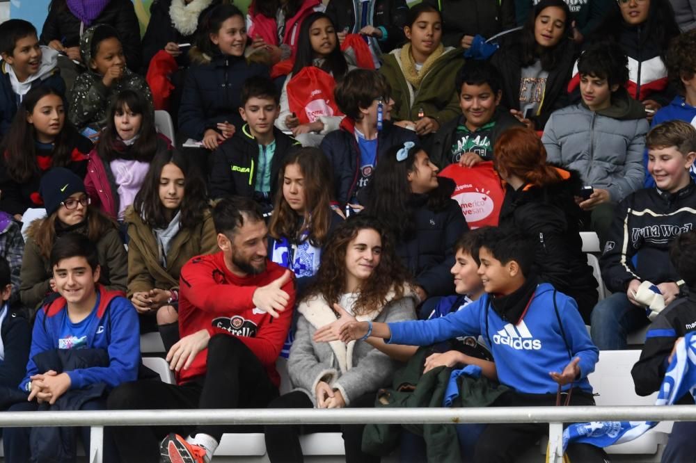 Alumnos del centro escolar visitan el estadio de Riazor y conocen a los jugadores del Deportivo en la segunda edición del programa de LA OPINIÓN que fomenta los valores deportivistas.