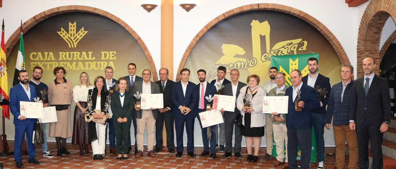 Foto de familia de los galardonados en los Premios Espiga en las categorías de jamón y cava