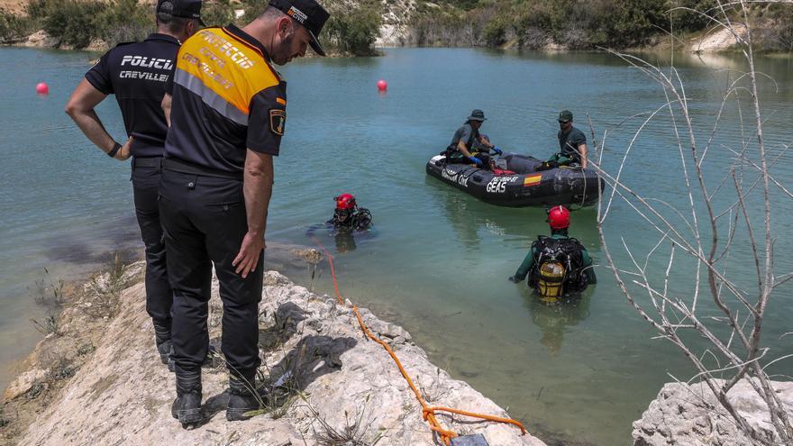 Buzos de la Guardia Civil rescatan el cadáver del joven que se ahogó cruzando el pantano de Crevillent