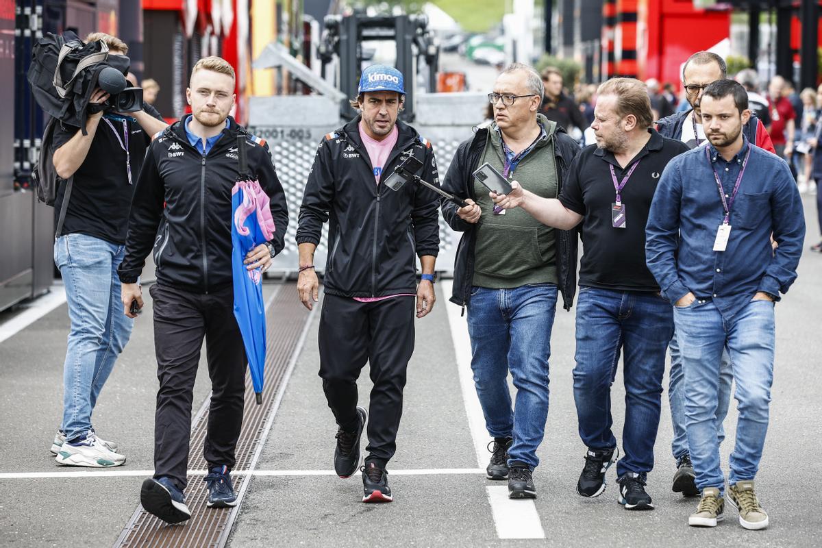 Fernando Alonso atiende a los medios en el paddock del Red Bull Ring.