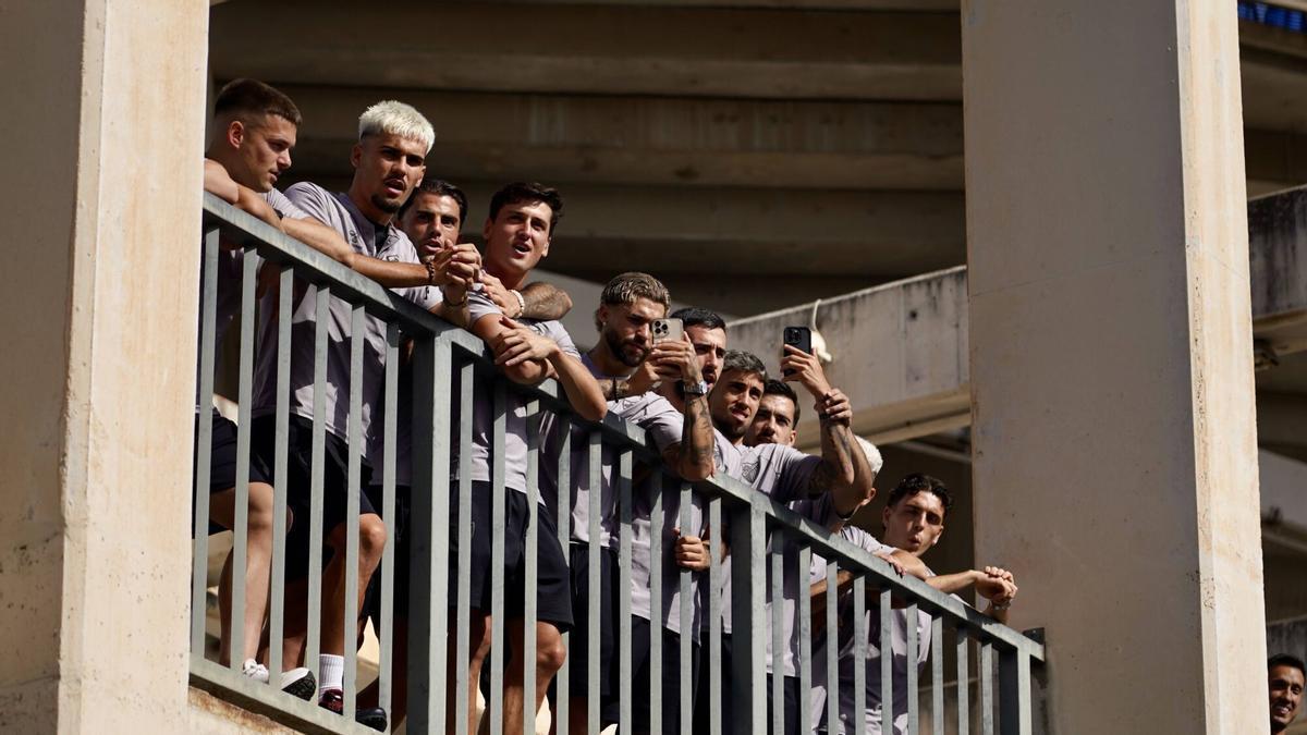 Los jugadores del Málaga CF se despidieron este viernes de su afición.