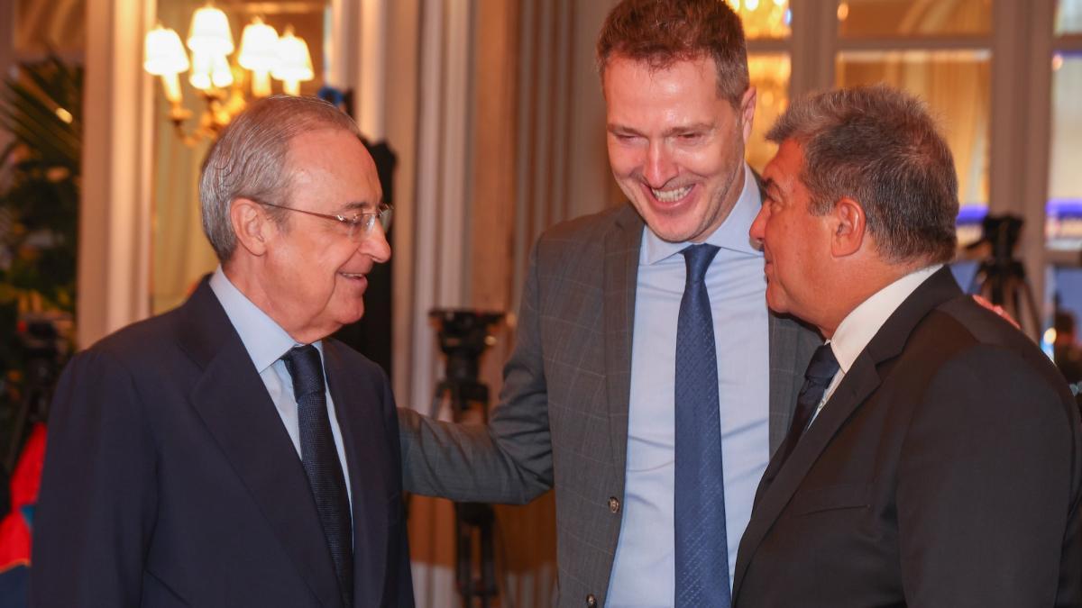 Bernd Reichart, CEO de la Superliga, junto a Joan Laporta y Florentino Pérez