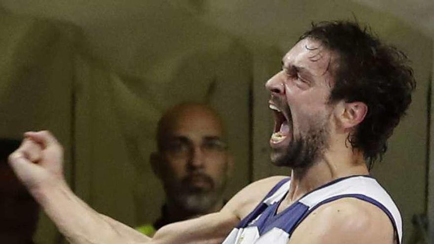 Llull celebra una canasta durante el duelo ante el FC Barcelona.