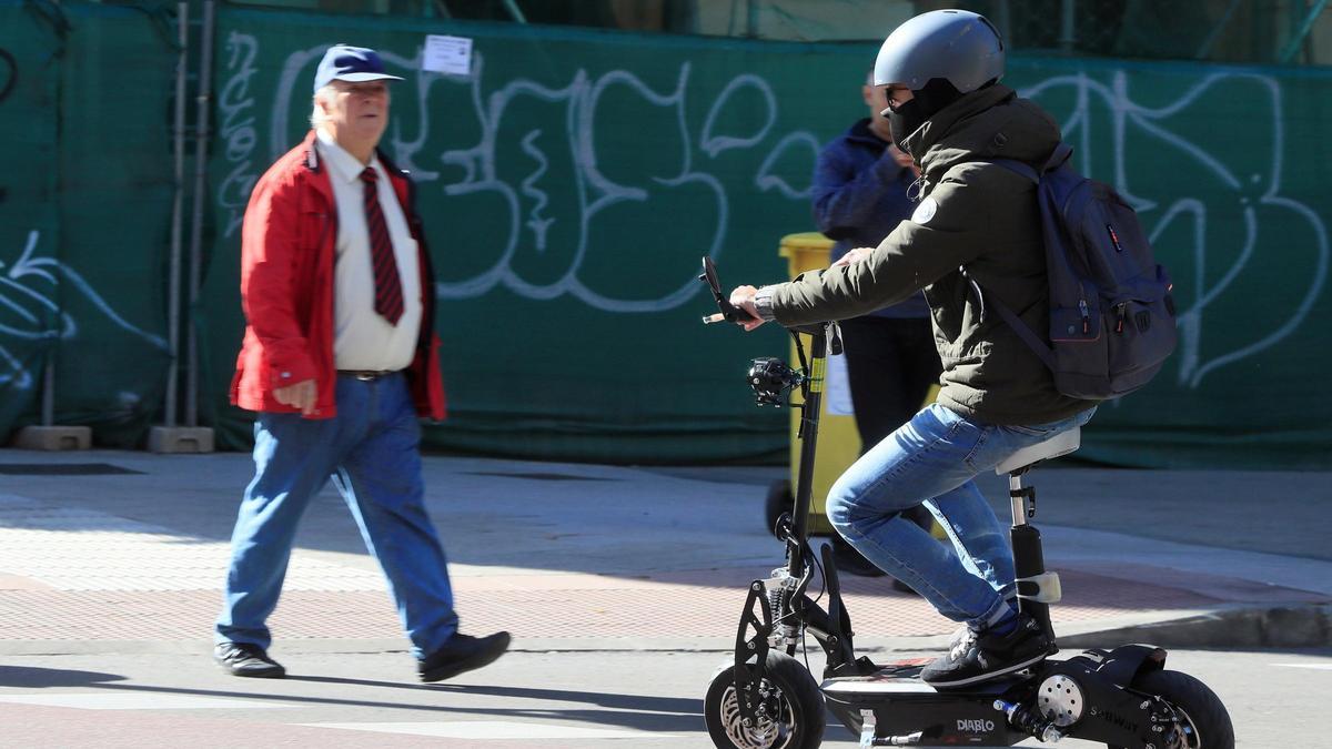 Un hombre circula en patinete eléctrico en una imagen de archivo.