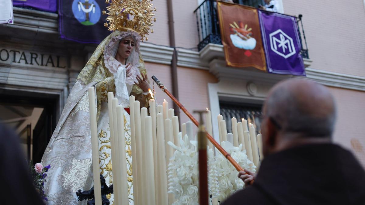 FOTOGALERÍA | Zaragoza se llena de capirotes y bombos en la procesión del Santo Entierro