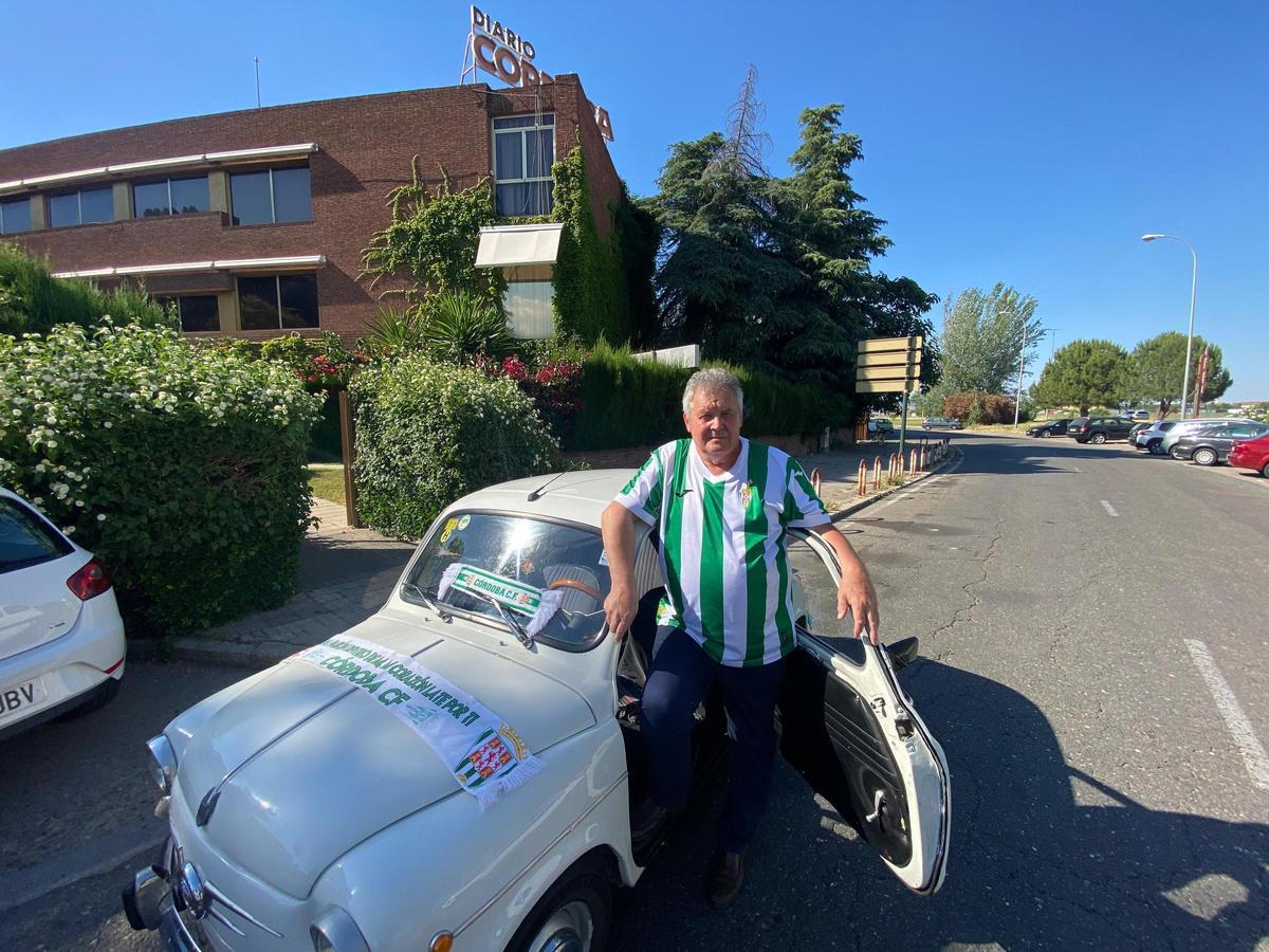Francisco, junto a su Seat 600 frente a la sede de Diario CÓRDOBA.