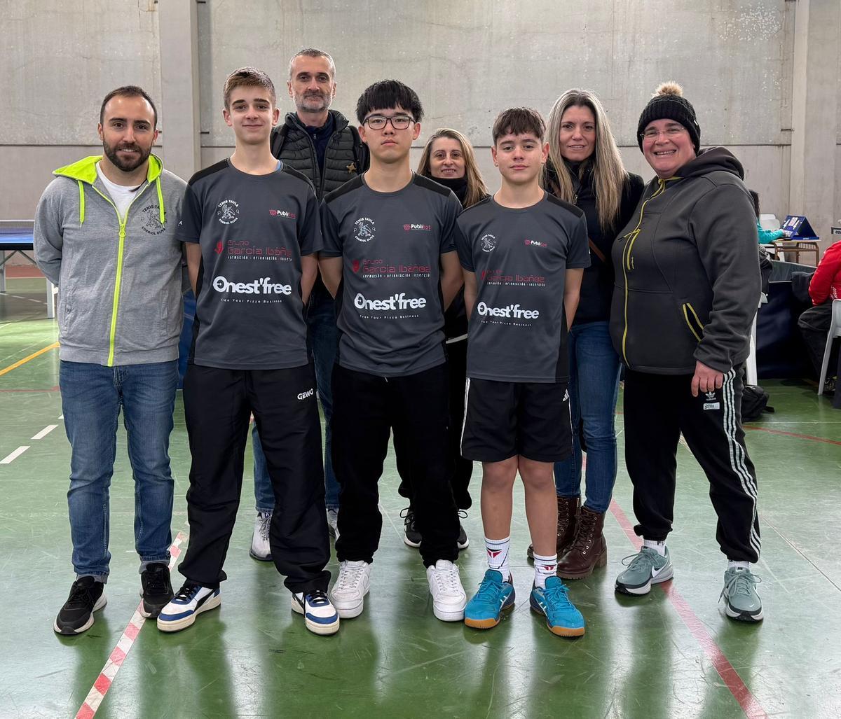 Los jóvenes del club olivense, con familiares y técnicos, en el torneo de clasificación para la final autonómica