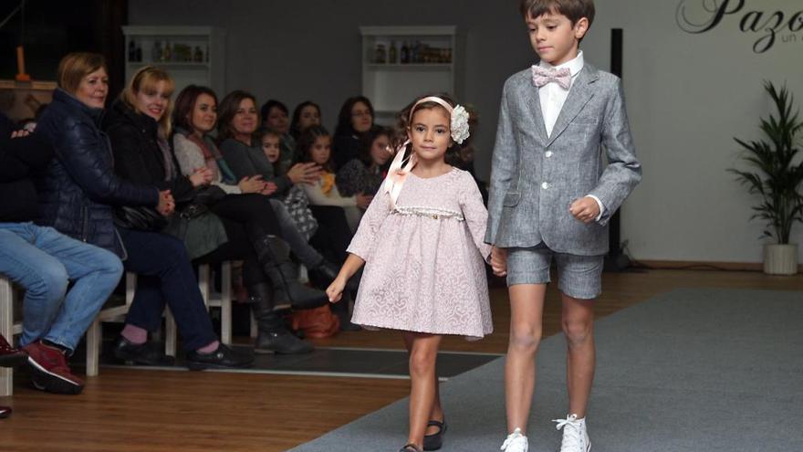 Un instante del desfile de moda de ceremonia que acogió hoy el Pazo de Xerlís del grupo Sala Gradín. // Bernabé / Juan Carlos Asorey