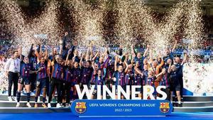 El Barça femenino levanta la Champions.