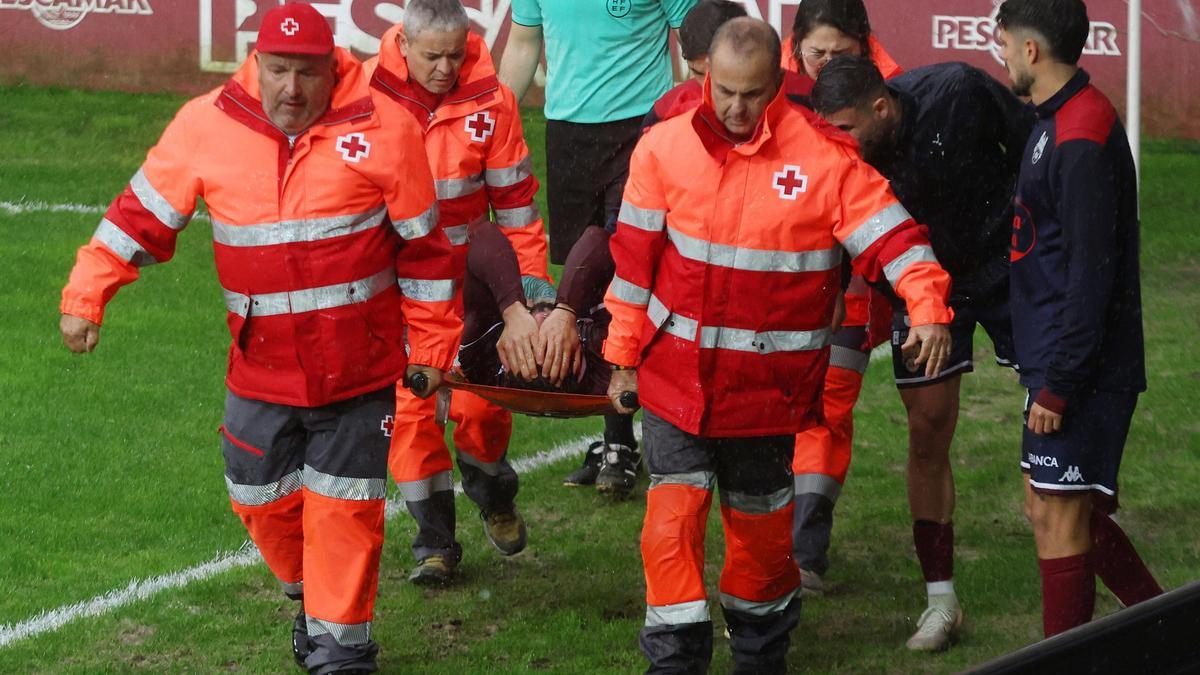 Juanra siendo evacuado tras su grave lesión el pasado fin de semana.