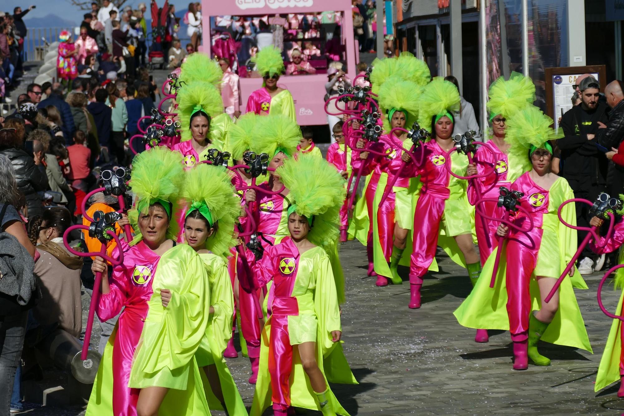 L'Escala s'acoloreix amb la rua de carnaval