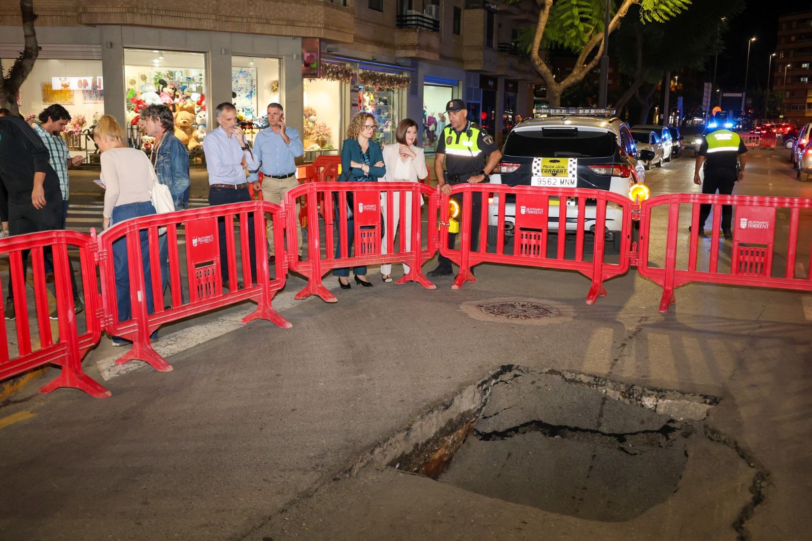 Enorme socavón en una artería principal de Torrent