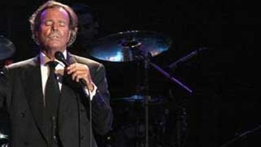 Julio Iglesias canta ante 5000 personas a la orilla del Caribe mexicano