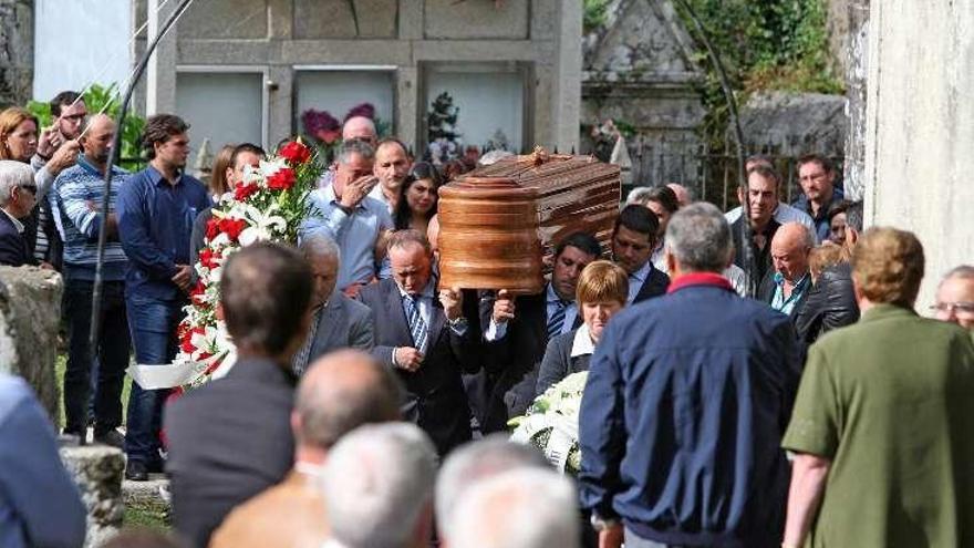 El féretro, a la salida de la iglesia hacia el cementerio. // Bernabé/Cris M.V.