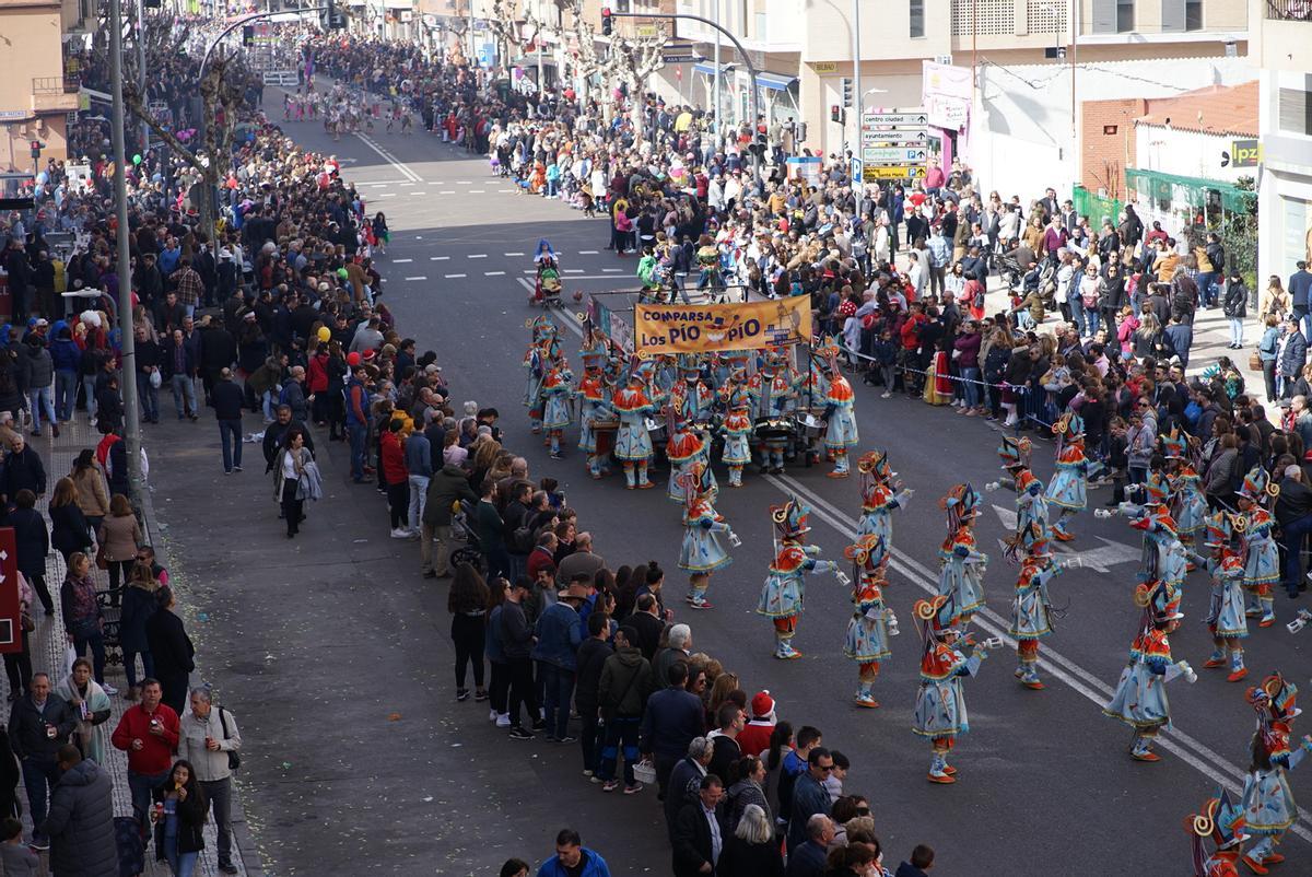 La comparsa Pío Pío desfila en el Entierro de la Sardina en San Roque (2020).