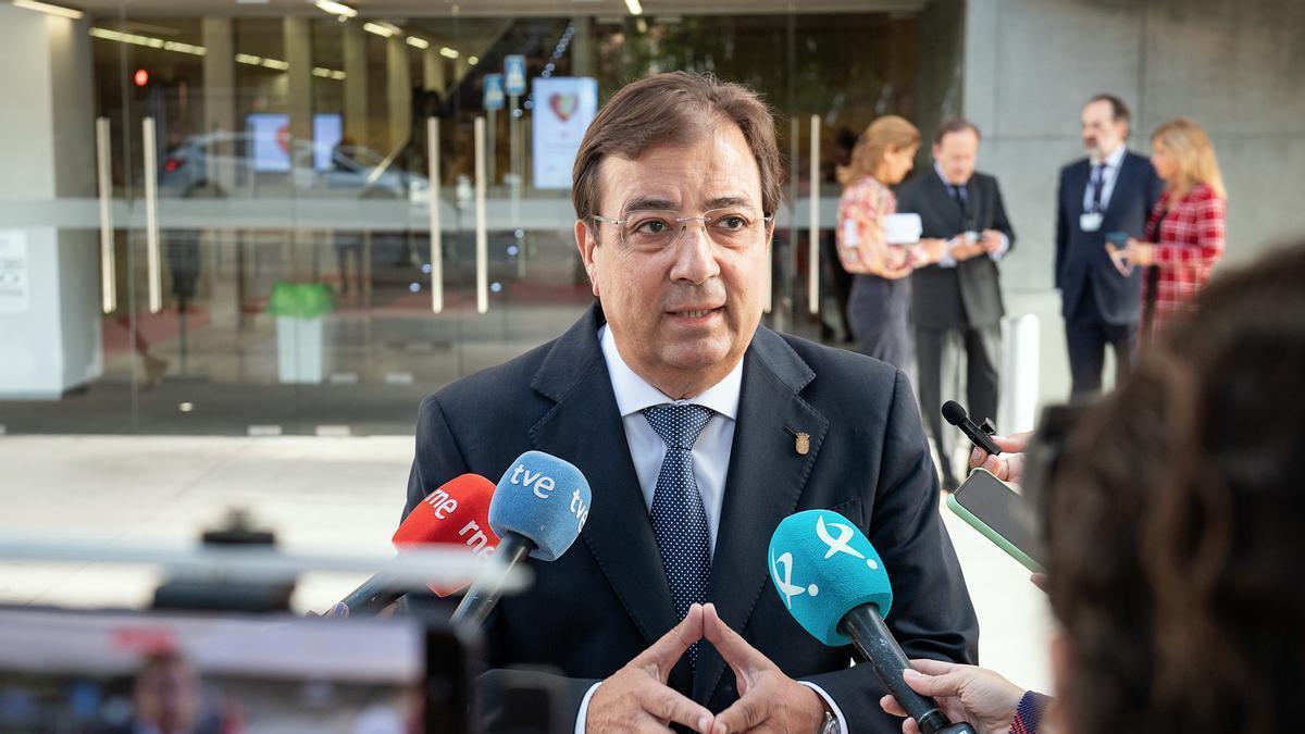 Guillermo Fernández Vara, en una comparecencia atendiendo a los periodistas esta semana.