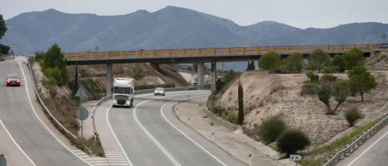 Seis mil firmas piden la finalización de la autovía entre Alcoy y Gandia