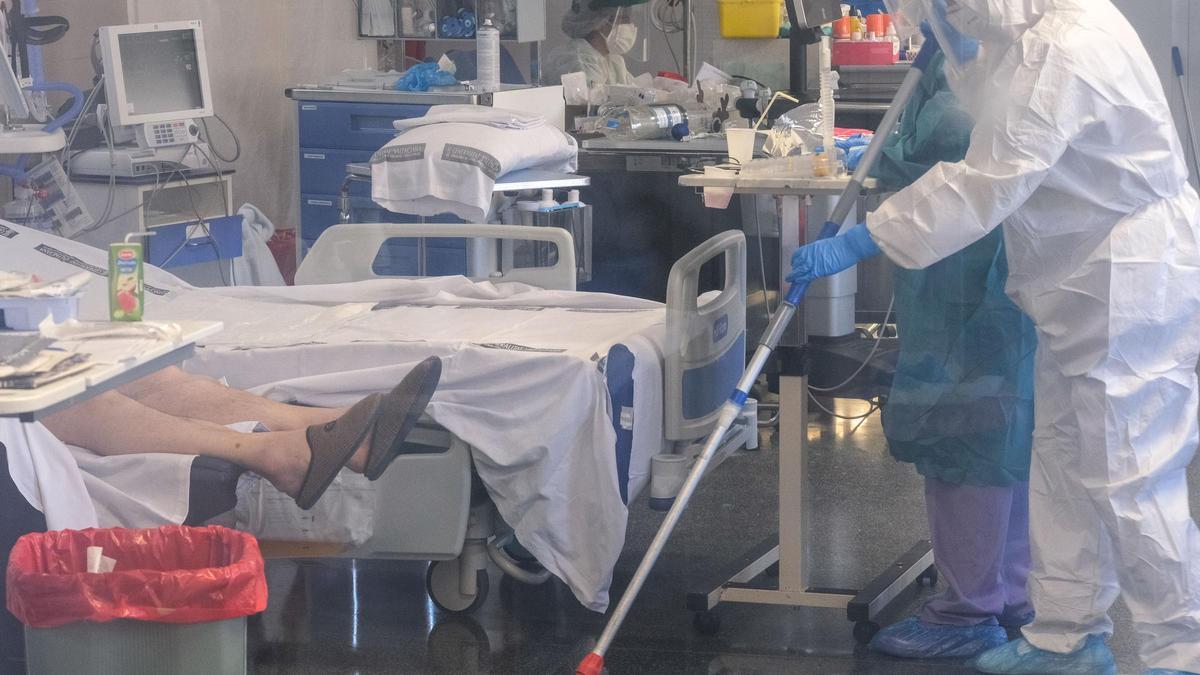La UCI del Hospital General Universitario de Elda comienza a saturarse por el incremento de pacientes críticos.