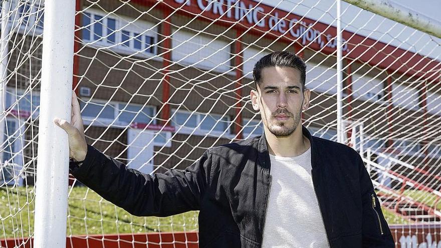 Álex Alegría, junto a una de las porterías de la Escuela de Fútbol de Mareo.