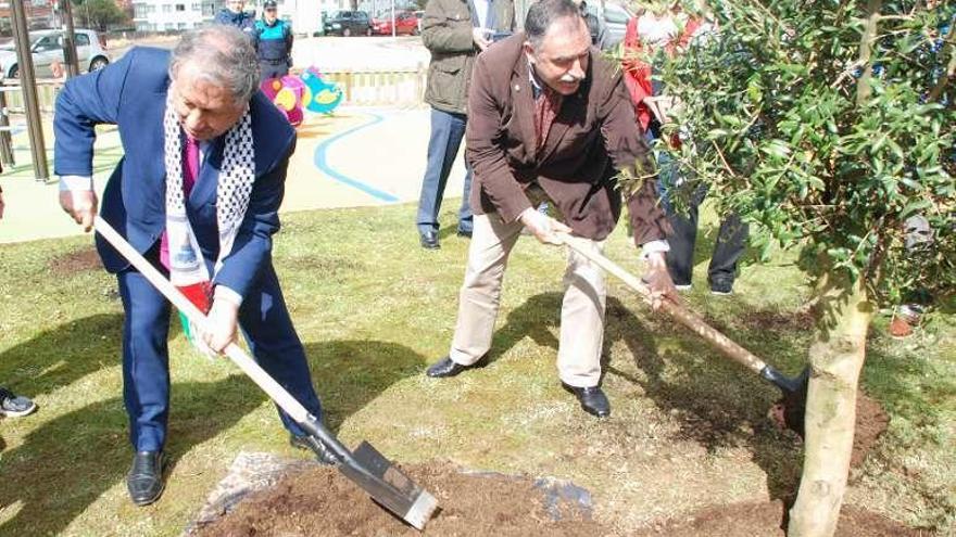 El embajador y el alcalde, ayer plantando el olivo en Canide.